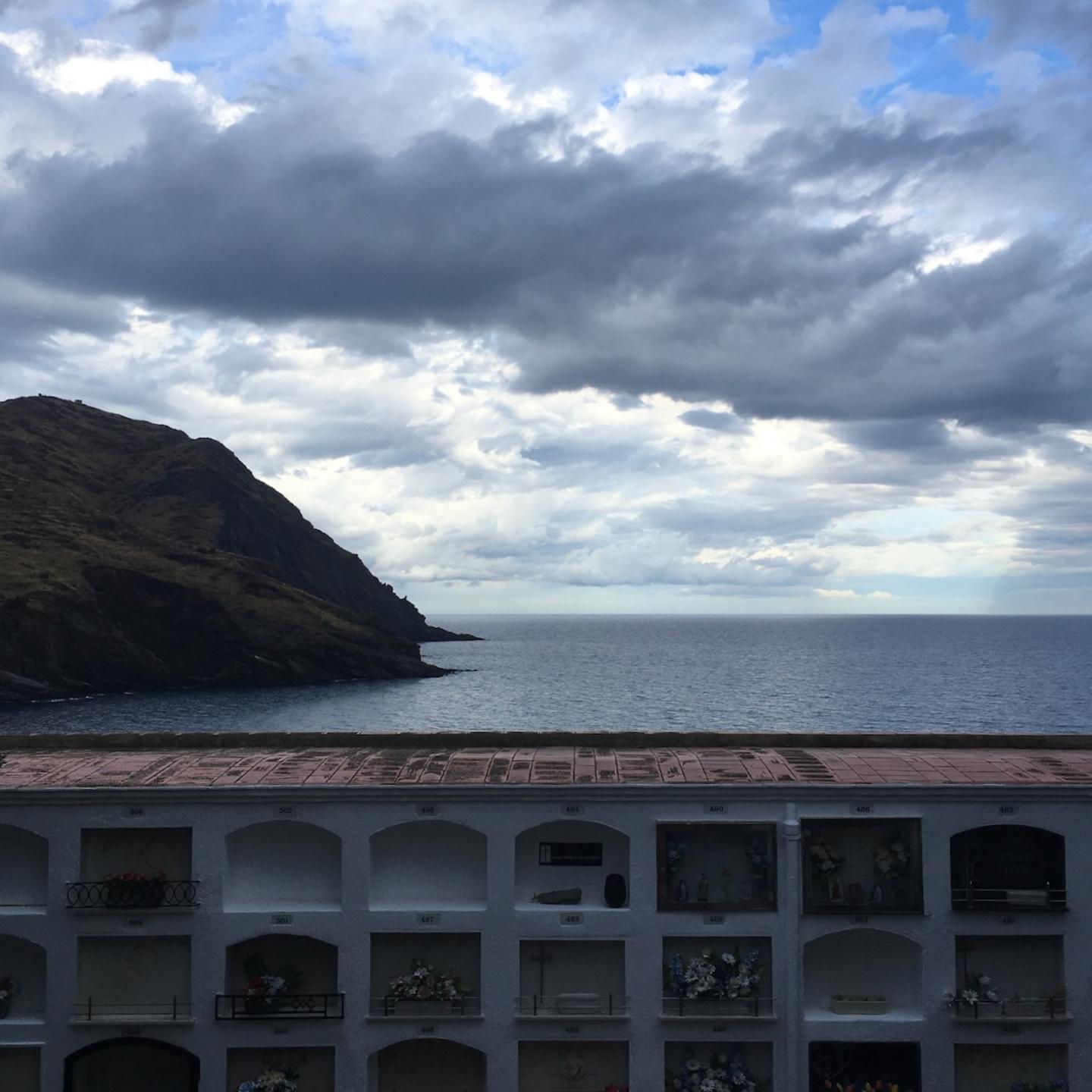 Cimetière de Port-Bou avec vue sur la mer Méditerranée