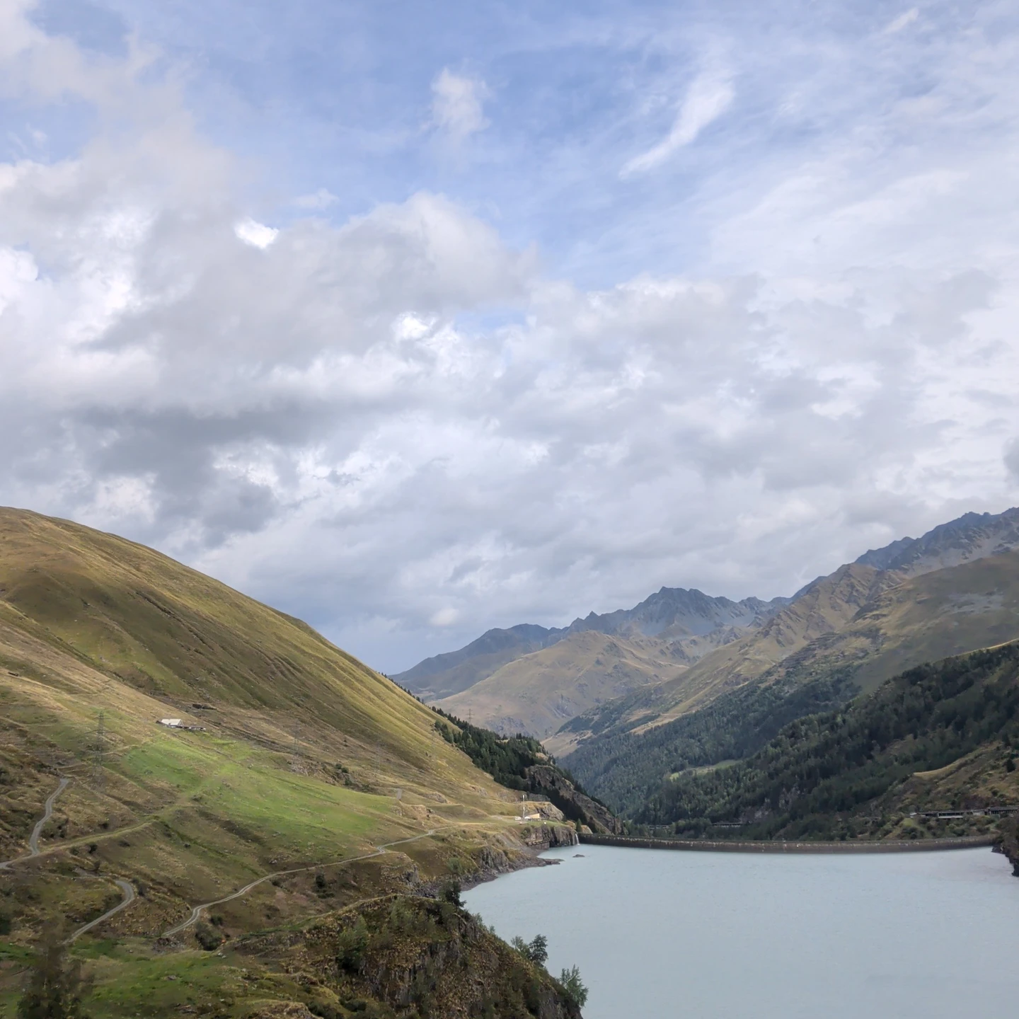 Vu sur le lac des Toules, dans le canton du Valais en Suisse francophone.